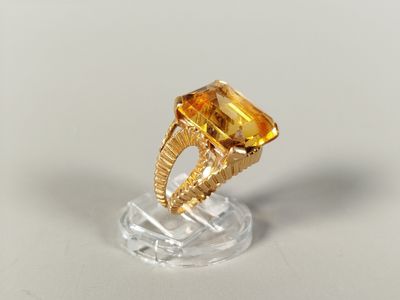 une image représentant une bague en or sertie d'une citrine