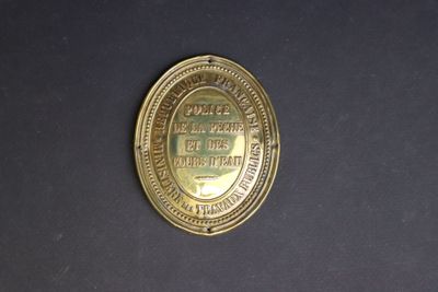 une médaille d'or sur une surface noire avec un fond noir