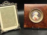 a picture of a picture of a woman in a picture frame
