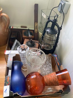 une boîte remplie d'objets en verre posée sur une table en bois