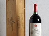 une bouteille de vin à côté d'une caisse en bois sur une table