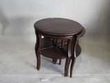 une petite table surmontée de deux étagères