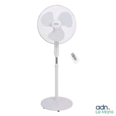 une photo d'un ventilateur sur pied blanc avec télécommande