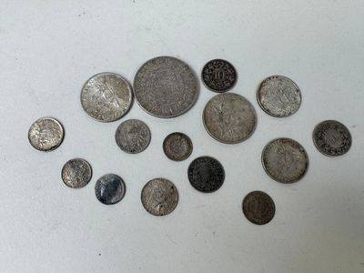 beaucoup de pièces qui sont sur la table