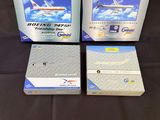trois boîtes contenant des cartes de visite de United Airlines sur fond noir