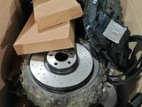 une boîte remplie d'objets divers, dans une boîte en carton