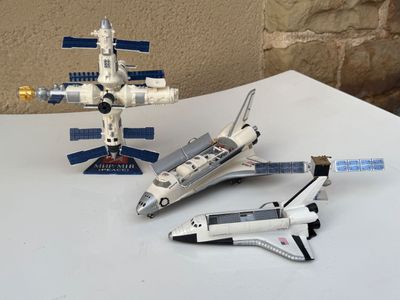 une maquette de navette spatiale et une maquette de navette spatiale