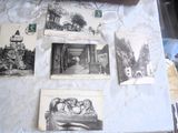 une table sur laquelle sont posées plusieurs cartes postales