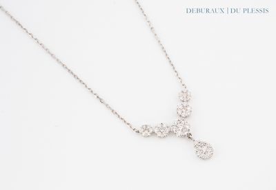 Gros plan sur un collier orné d'une croix