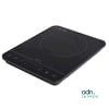 une image montrant un gros plan d'un ordinateur portable sur fond blanc