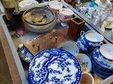 de nombreuses assiettes et bols posés sur une table dans la cuisine
