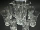 six verres et un seau à glace posés sur une table