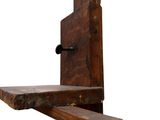 un banc en bois avec une assise en bois sur le côté