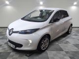 la photo d'une voiture blanche garée dans un garage