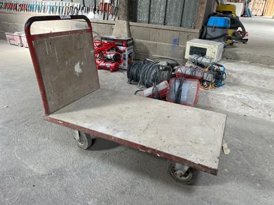 un chariot sur lequel sont posés de nombreux câbles
