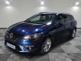 La voiture bleue est garée dans une grande pièce dont le sol est en damier.