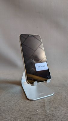 un téléphone portable posé sur un support