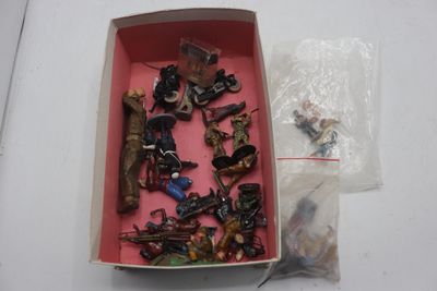 une boîte contenant tout un tas de figurines