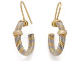 une paire de boucles d'oreilles créoles dorées et argentées sur fond blanc
