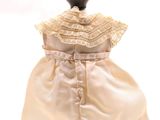 robe beige sur un mannequin, sur fond blanc