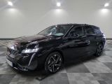 une voiture noire est garée dans une pièce au sol en damier