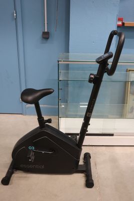 un vélo d'appartement dans un coin de la pièce