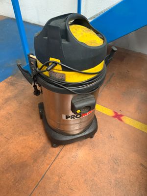 un aspirateur posé sur le sol de la pièce