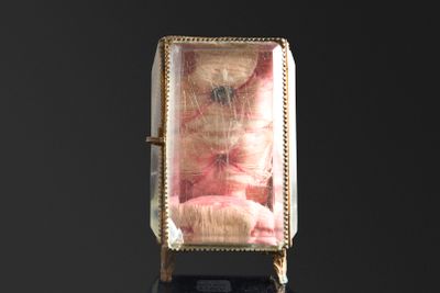 Porte-montre incliné en laiton doré et verre. H. 135mm. ; L.…