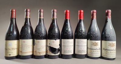 six bouteilles de vin sont alignées sur une table