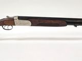 un fusil de chasse avec un canon en bois et un support en acrylique transparent