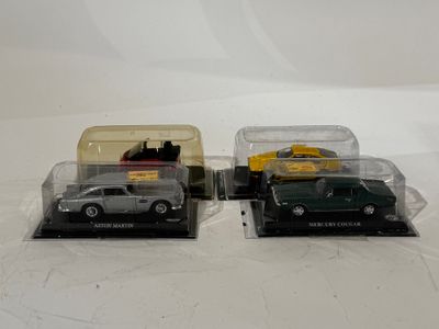 deux petites voitures exposées dans une vitrine