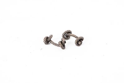 gros plan d'une paire de boucles d'oreilles sur une surface blanche