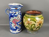 deux vases posés l'un à côté de l'autre sur une table