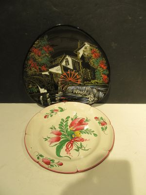 une assiette avec une image dessus, posée sur une table