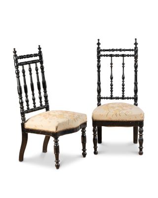 une paire de chaises noires avec une assise rembourrée beige