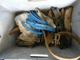 une photo d'une boîte remplie d'outils et d'autres objets