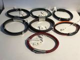 beaucoup de bracelets posés sur une table