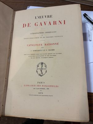 un livre posé sur une table, avec un stylo dessus