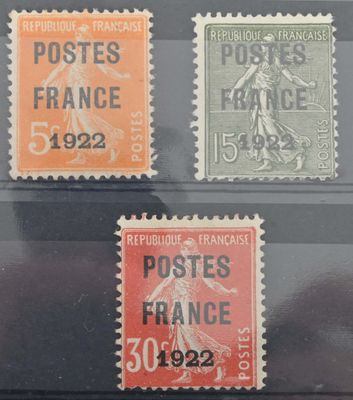 quatre timbres différents exposés dans une vitrine