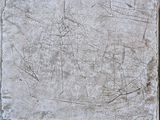 dalle en béton présentant des fissures et des rayures, posée sur une surface en bois