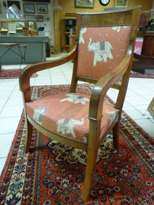 a chair that is sitting on a rug in a room