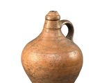 un vase brun avec une anse sur fond blanc