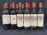 six bouteilles de vin sont alignées sur un fond noir