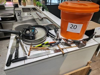 un seau orange posé sur une cuisinière dans une cuisine