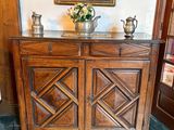 une armoire en bois sur laquelle est posé un vase