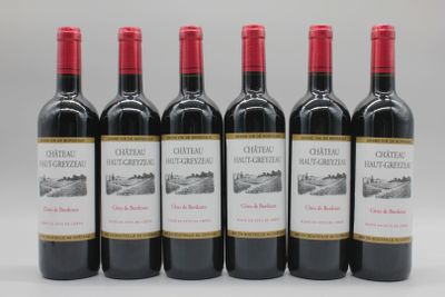 six bouteilles de vin rouge sont alignées