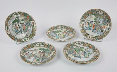 quatre assiettes chinoises et un bol orné d'une peinture représentant un homme et une femme