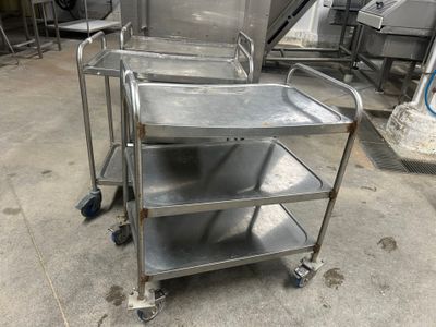 un chariot métallique muni de trois plateaux