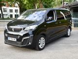 une camionnette noire garée sur le parking