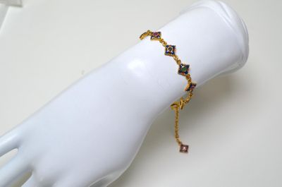 Un bracelet en argent vermeil serti de 2,20 cts env de rubis…